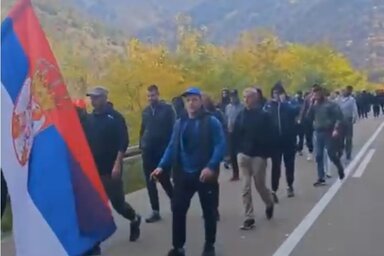 A menet résztvevői támogatni szeretnék Aleksandar Vučić államfőt, ugyanakkor ellenzik a blokádokat (Fotó: Printscreen/Video/Pink.rs) A menet résztvevői támogatni szeretnék Aleksandar Vučić államfőt, ugyanakkor ellenzik a blokádokat (Fotó: Printscreen/Video/Pink.rs)