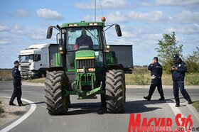 Traktoros útlezárás Szabadkánál