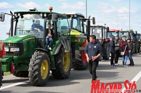 Traktoros útlezárás Szabadkánál