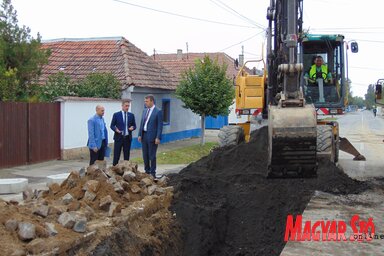 Igor Mirović megtekinti a csapadékelvezető csatornák kiépítési munkálatait (Vidács Hajnalka felvétele)