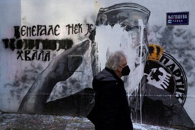 A civilek többször átmeszelték, a szurkolók többször újrafestették a belgrádi Ratko Mladić-murált (Fotó: Darko Vojinović/Beta)