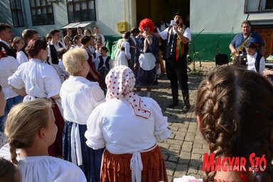 Az egykori lakodalmakban kihagyhatatlan móka volt a szalmamenyasszony, fotó: Paraczky László