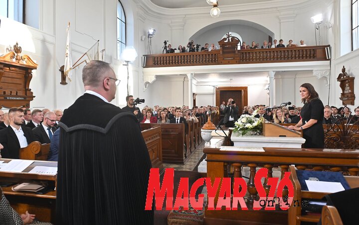 Katalin Novak pozdravlja novog biskupa (Foto: Andraš Otoš)