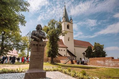 Marosvásárhelyi részlet a tavaly felavatott Hunyadi János-szoborral (Fotó: Maszol)