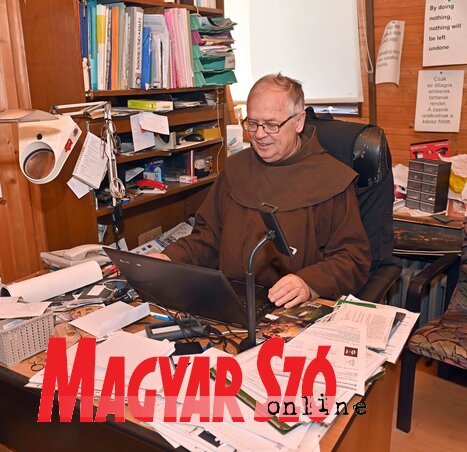 Harmath Károly atya a dolgozószobájában munka közben (Ótos András felvétele)