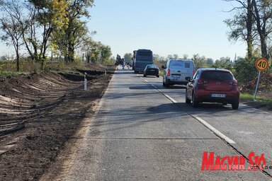 Épül az árok, áll a kocsisor (Lakatos János felvétele)