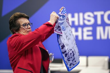 Billie Jean King aláírt mezt kapott a világbajnok spanyol női labdarúgó-válogatottól a róla elnevezett kupa második napján (Fotó: Beta/AP)