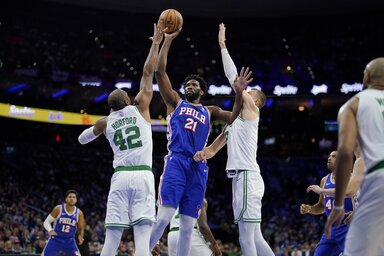 Embiid dob kosárra Horford és Porziņģis takarásából (Fotó: Beta/AP)