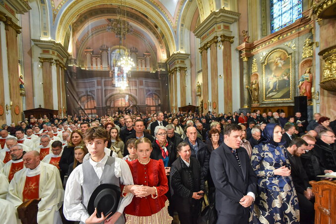 Ustoličenje biskupa privuklo je veliki broj zainteresovanih (Foto: Edvard Molnar)