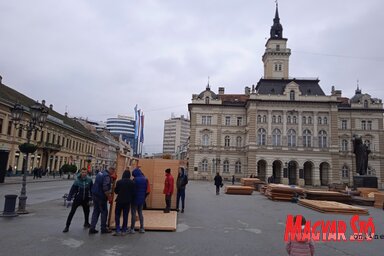 Épülnek a fakunyhók a Szabadság téren, holnaptól már gőzölgő, illatozó finomságokat vehetünk majd ezekben (Fotó: Szeli Balázs felvétele)