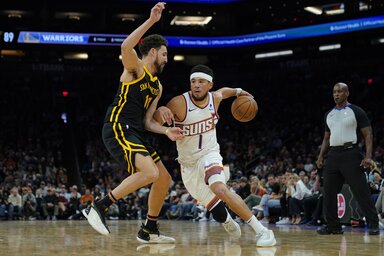 Klay Thompson védekezik a combsérüléséből nemrég visszatért Devin Bookeren, aki 25 pontig és 10 asszisztig jutott (Fotó: Beta/AP)