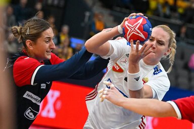 Debreczeni-Klivinyi Kinga (j) és a horvát Sara Senvald az olimpiai kvalifikációs női kézilabda-világbajnokság középdöntőjének harmadik fordulójában, fotó: MTI