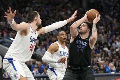 A horvát Ivica Zubac védekezik Luka Dončićon (Fotó: Beta/AP)