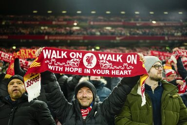 Jürgen Klopp, a Liverpool vezetőedzője elégedetlen volt a hazai szurkolók biztatásával, mert szerinte az első félidőben kevés támogatást kapott a nézőtérről (Fotó: Beta/AP)
