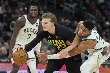 Giannis faultolja a Jazz legjobb pontszerzőjét, a finn Lauri Markkanent (Fotó: Beta/AP)