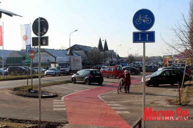 Szemmel látható a fejlődés – Kijelölt bicikliút a parkolóban (Fotó: Benedek Miklós felvétele)