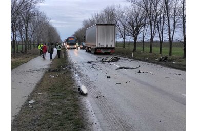 A helyszínelés idejére lezárták a Topolya-Bajsa közötti utat (Gyantár László felvétele)