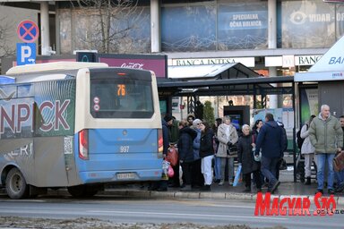 Az új rendszertől azt remélik, hogy a megállókban kevesebb ideig kell majd vesztegelniük a buszoknak (Fotó: Dávid Csilla felvétele)