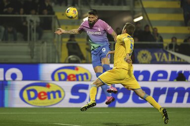 Giroud fejese gólt ért (Fotó: Beta/AP)