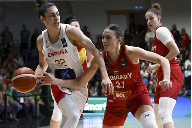 Lelik Réka (labdával) a végjátékban még visszahozta a reményt, de utána elszállt a sok évtizedes álom, az olimpia… (Fotó: MTI)