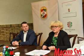 A Magyar Nemzeti Tanács szakkönyveket adott át a vajdasági magyar média szerkesztőségei részére