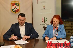 A Magyar Nemzeti Tanács szakkönyveket adott át a vajdasági magyar média szerkesztőségei részére