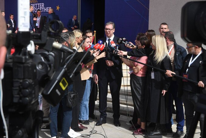 Aleksandar Vučić a sajtónak nyilatkozik (Fotó: Beta)
