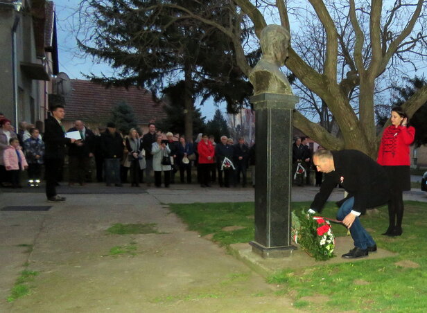 Muzslyán a VMSZ nevében Sztojkó József és Vidrács Krisztina hajtott főt a Petőfi-szobor előtt (Fotó: Kecskés István)