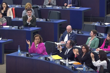 A képviselők tapsa a szavazást követően. Előtérben (rózsaszínben) a görög Dora Bakojani, koszovói jelentéstevő (ET/screenshot)