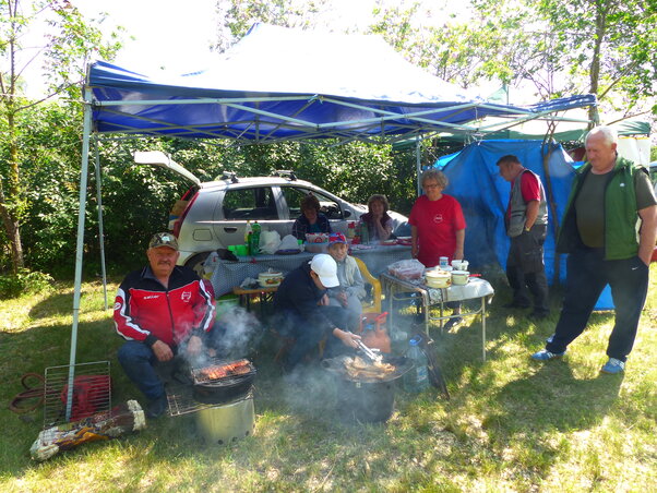 A zentai Táltos lovastanyán majálisozók is sütöttek és főztek (Horváth Zsolt felvétele)