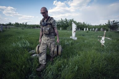 Ukrán katona aknákat távolít el egy temető közeléből Donyeck megyében (Fotó: Beta)