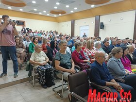 Épül a fedett medence és lakossági fórum Topolyán