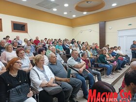 Épül a fedett medence és lakossági fórum Topolyán