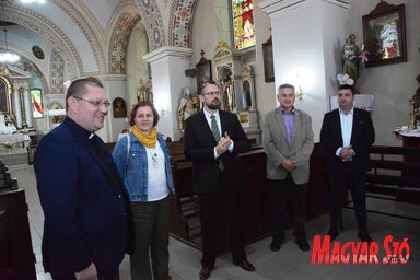 Zsúnyi Tibor atya (balról) kiemelte: az egyház nagyon jó kapcsolatokat alakított ki a civil szervezetekkel (Fotó: Paraczky László)