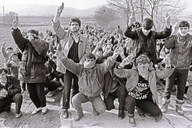 Tüntetés Podujevóban 1990-ben (Ótos András felvétele)