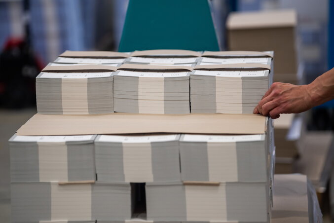 Az EP-választáson levélben szavazók részére külön szavazólapok készülnek (Fotó: MTI)