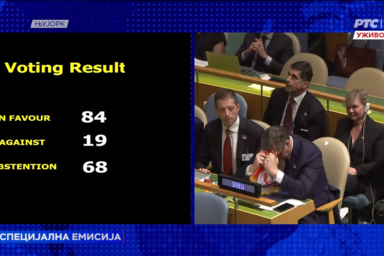 Aleksandar Vučić államfő és a szerb delegáció a szavazás eredményeinek közlése pillanatában (Screenshot/RTS)