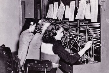 Telefonközpont az 1920-as évekből / pinterest.com