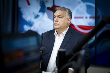 Orbán Viktor a Kossuth rádió stúdiójában (Fotó: MTI)