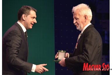 Átveszi a Magyar Arany Érdemkeresztet Lázár János minisztertől 2016-ban