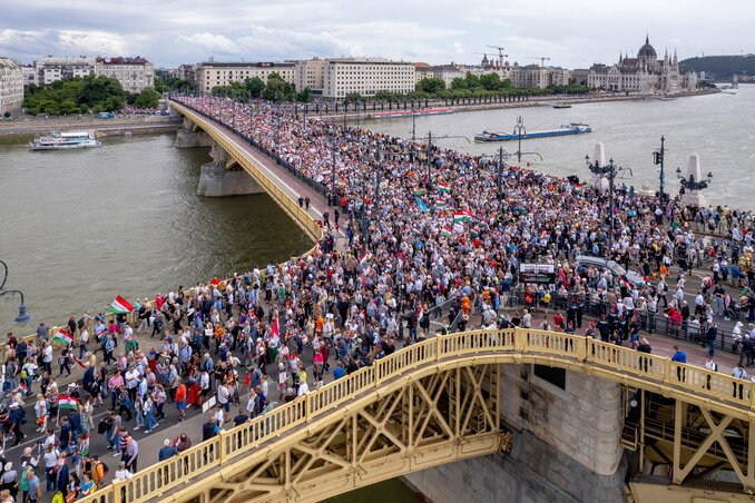 Vonul a Békemenet a Margit hídon (Fotó: MTI)