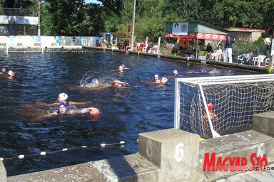 A felvétel 2009-ben készült, amikor még a lányoktól-fiúktól zsongott a népkerti medence (Fotó: Laták István felvétele)