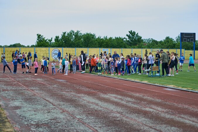 A zentai atlétikapályán most arra kell vigyázni, hogy a gyerekek ne essenek orra a lyukakban