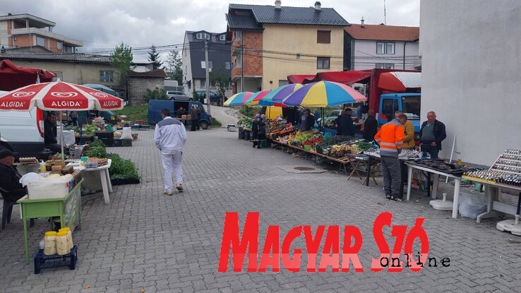 A piac egy része. Kiváló šar-hegyi sajtot és mézet lehet itt venni  (Németh Zoltán felvétele)