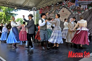 A házigazda Vadvirág HK és Cécó műhely néptáncosainak fellépése az adai korzó nagyszínpadán (Fotó: Gergely Árpád felvétele)