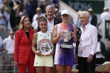 A női döntősöknek a két legendás játékos, Chris Evert és Martina Navratilova adta át a serlegeket (Fotó: Beta/AP)