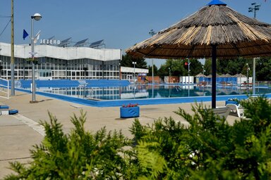 A Jezero Sportközpont egyik szabadtéri medencéje (Fotó: jezero.org.rs)