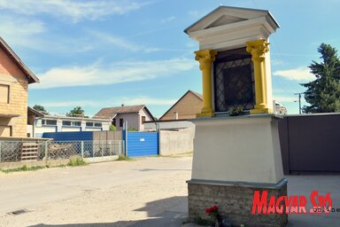 Az utca a Szűz Mária-képes emlékmű mellett húzódik / Patyi Szilárd felvétele