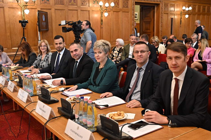 A VMSZ köztársasági képviselői az ülésen (Ótos András felvétele)