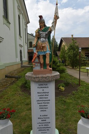 Az új szobor már nem köztéren, hanem a templomkertben kapott helyet (Gergely József felvétele)
